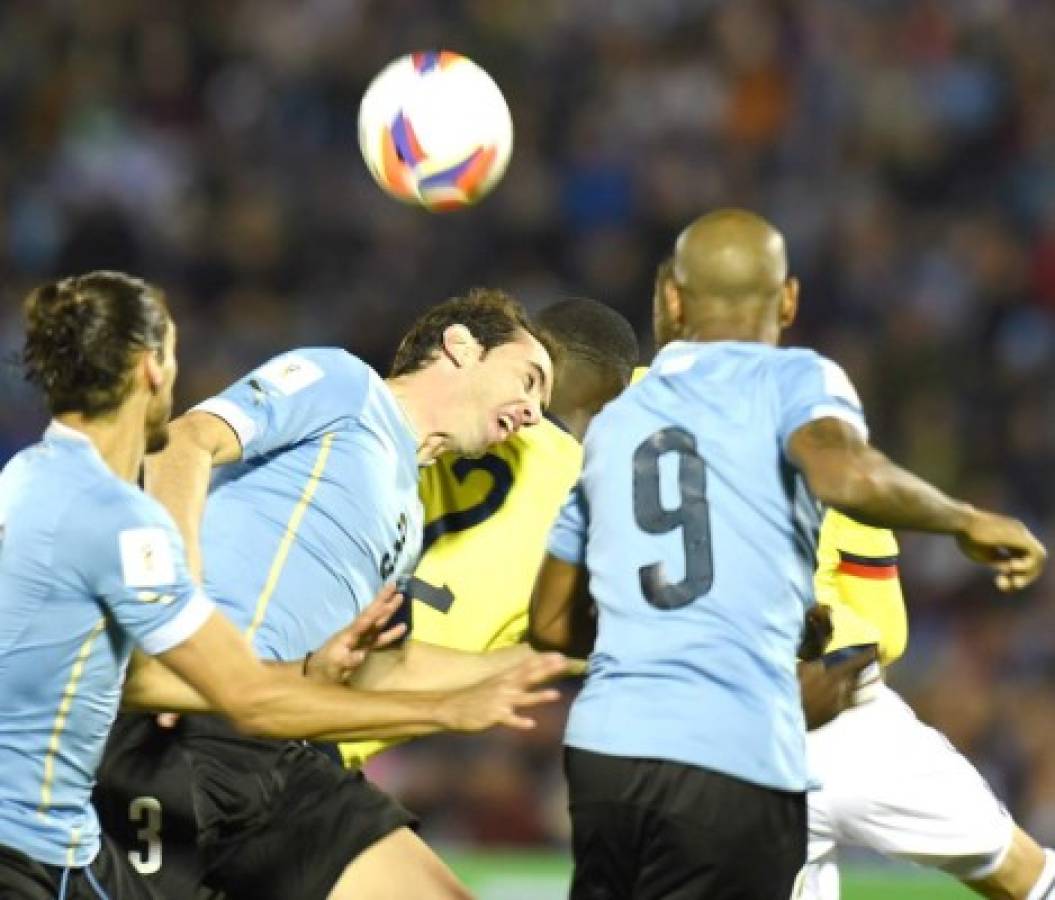 Uruguay golea 3-0 a Colombia y se mantiene en la punta de la clasificatoria