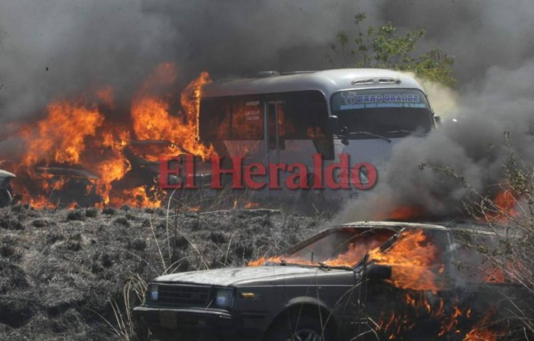 Las 15 fotos más impactantes del incendio que consumió al menos 400 vehículos en la DPI