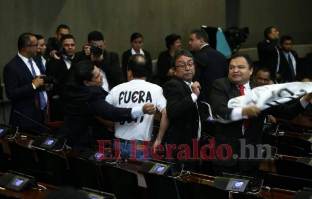 FOTOS: Empujones y gritos en la instalación de tercera legislatura