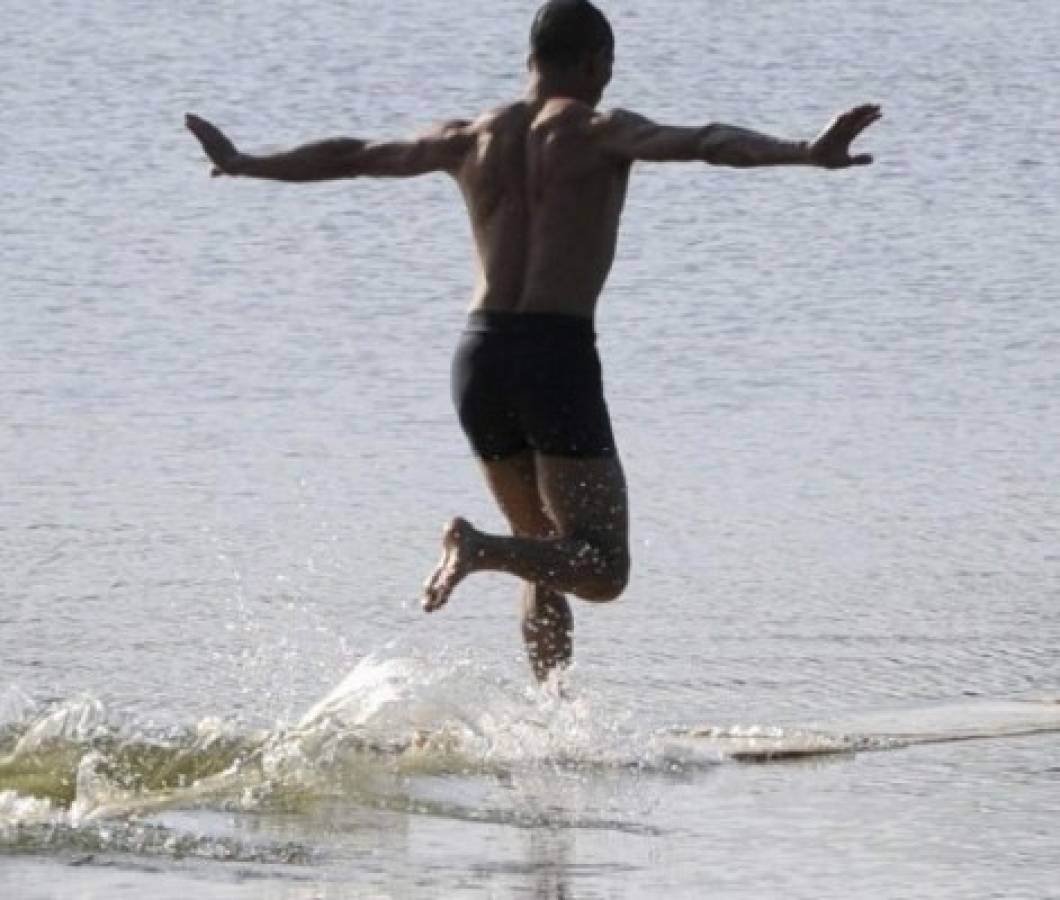 Monje corre en el agua