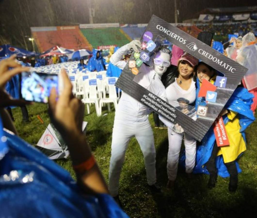 Noche Romántica bajo la lluvia con Chayanne