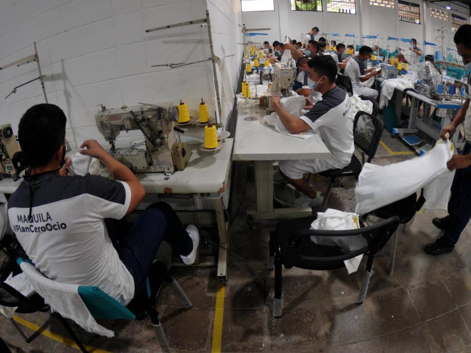En la maquila del Centro Penal de La Esperanza, conocido como Mariona, se confecciona una buena parrte de la indumentario de los empleados del sistema de Salud de El Salvador.