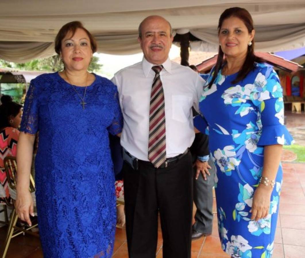 Bendiciones para los esposos Avilio Velásquez y Loly Chirinos