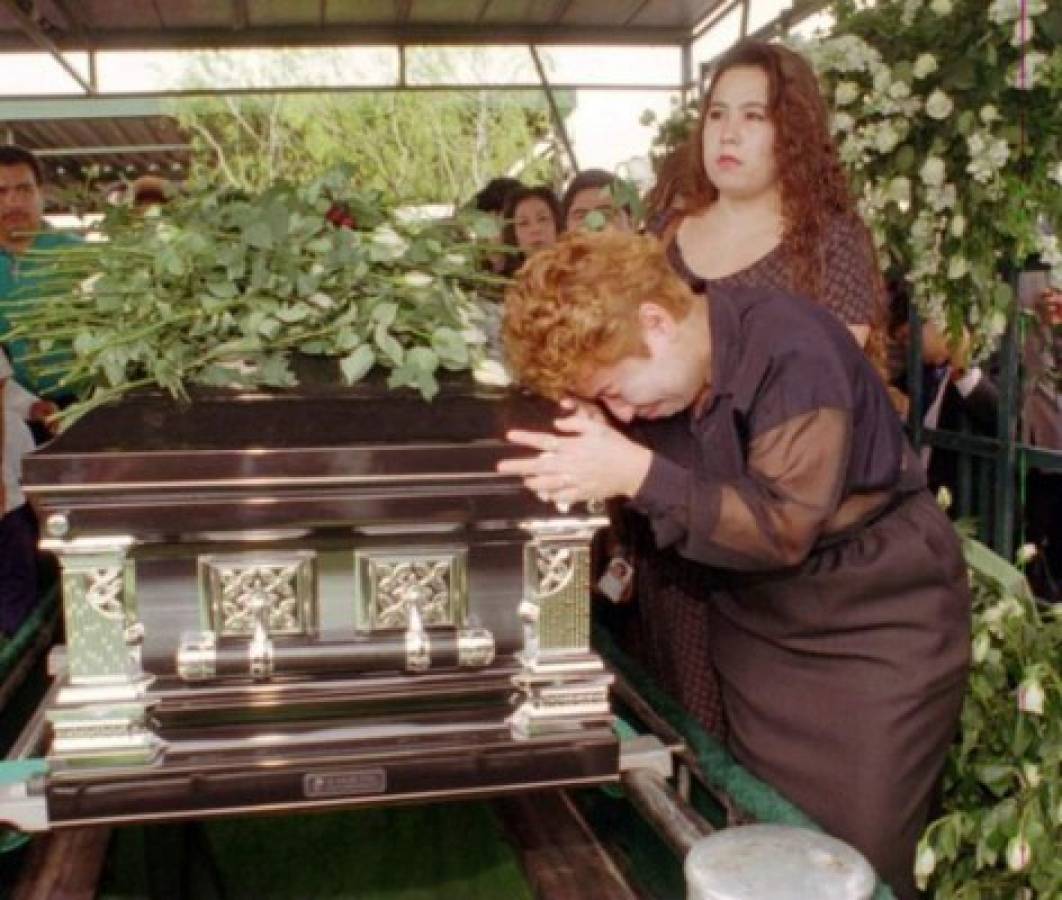 Revelan fotos inéditas del entierro de Selena Quintanilla