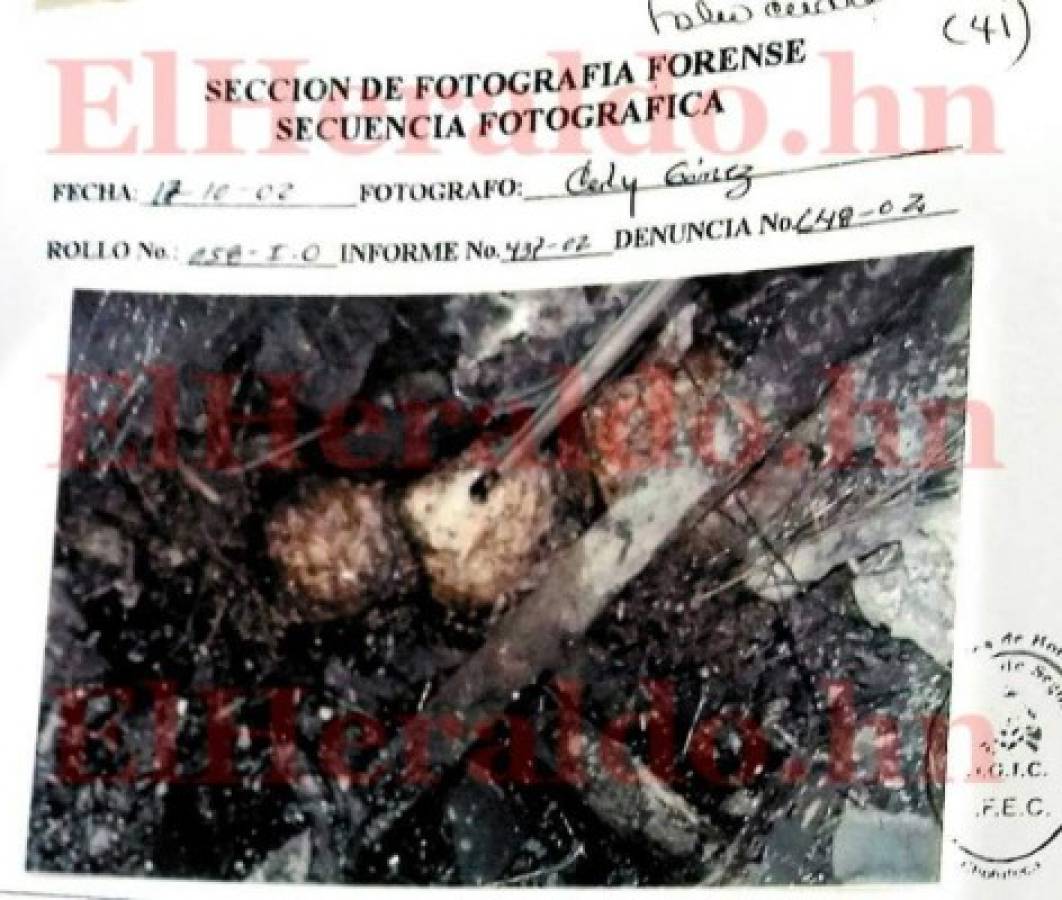 A los oficiales de la policía se les señala por incinerar la avioneta y dejar quemarse al menos dos paquetes de droga para despistar.