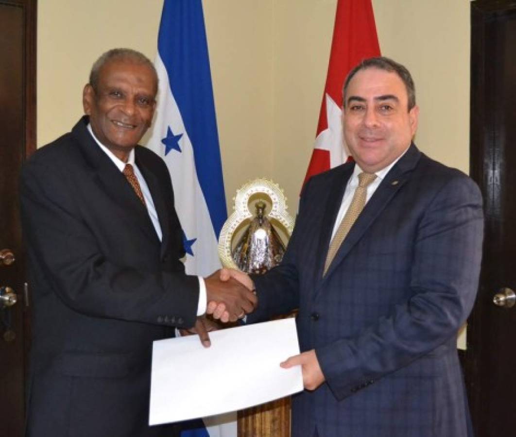 Honduras: Embajador de Cuba presenta copias de estilo