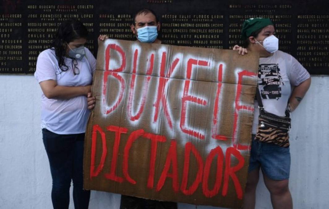 'Dictador' y 'drogokele': las protestas contra Bukele por destitución de magistrados (FOTOS)