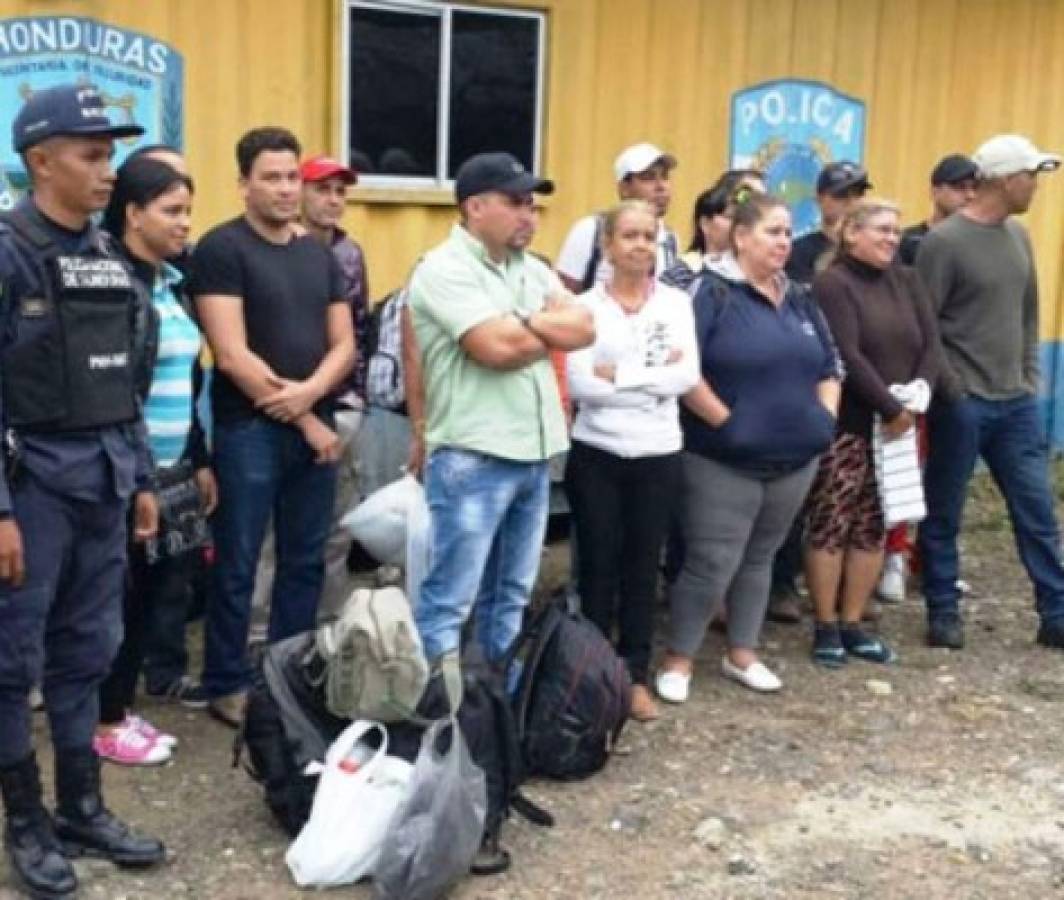 Detienen a 16 cubanos en aduana Agua Caliente