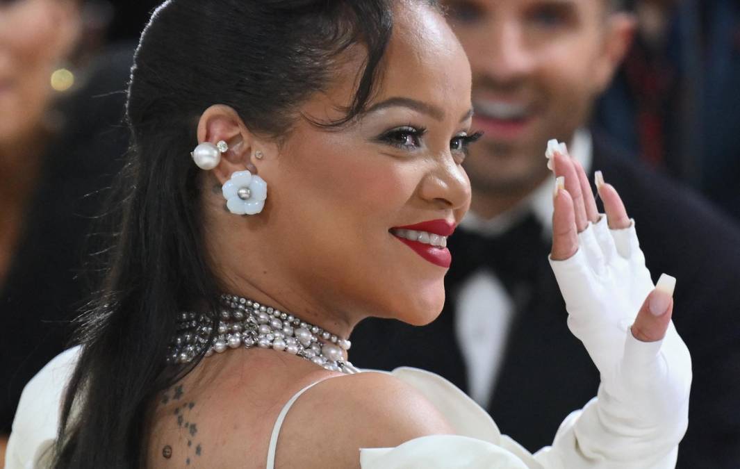 Rihanna, criticada por llegar tarde, lució espectacular en la Met Gala 2023