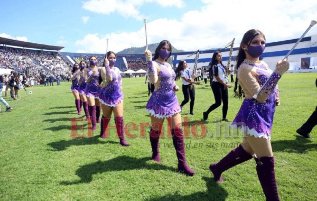 Bellas y deslumbrantes, así retornaron las palillonas a los desfiles (FOTOS)