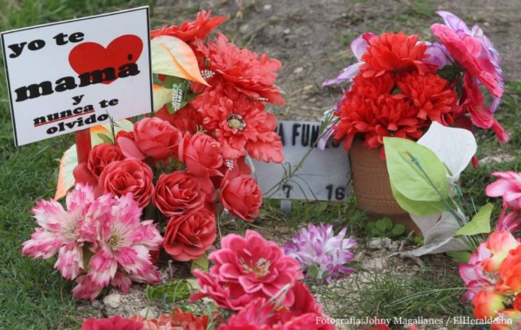 Cementerios: Visitas de amor para las madres que están en el cielo