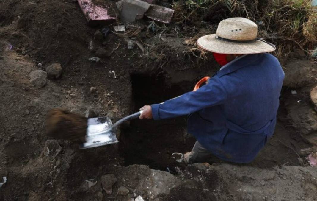 FOTOS: Tristeza y desolación en cementerios del mundo que reciben a víctimas de la pandemia