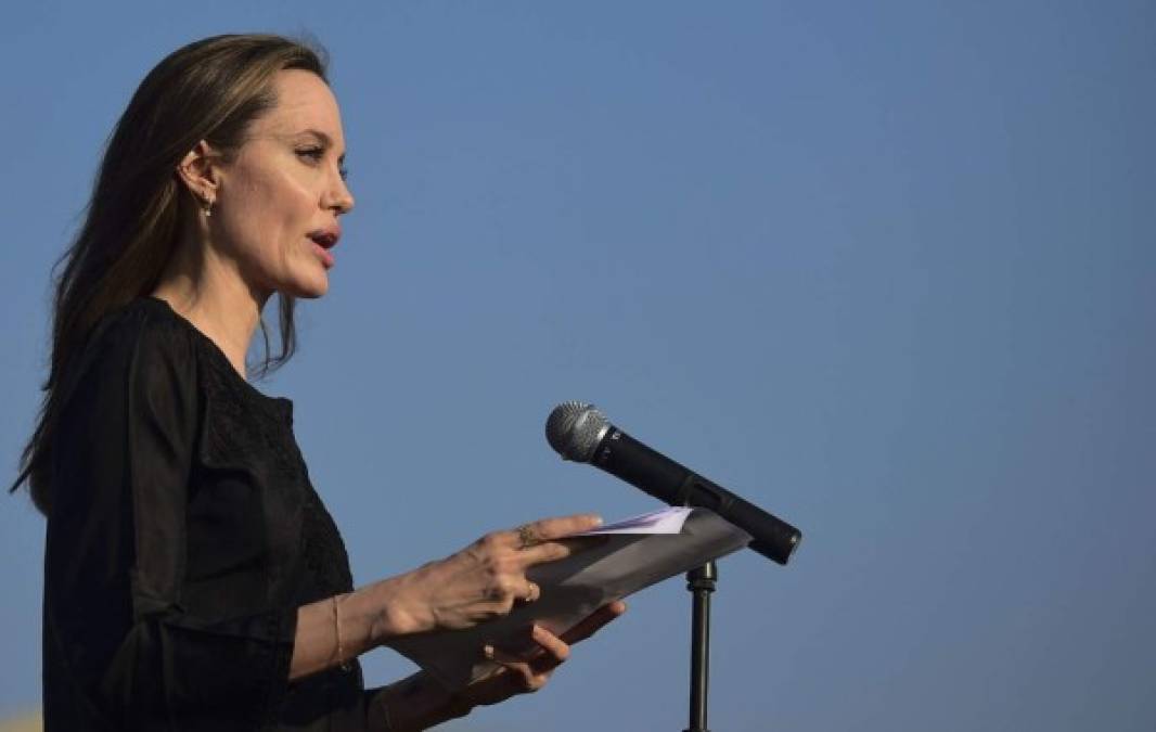 El look de Angelina Jolie durante visita a un campo de refugiados rohinyás