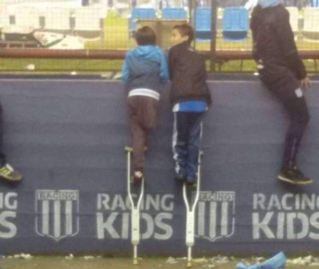 La historia detrás de la foto de los niños subidos en una muleta para ver un partido   