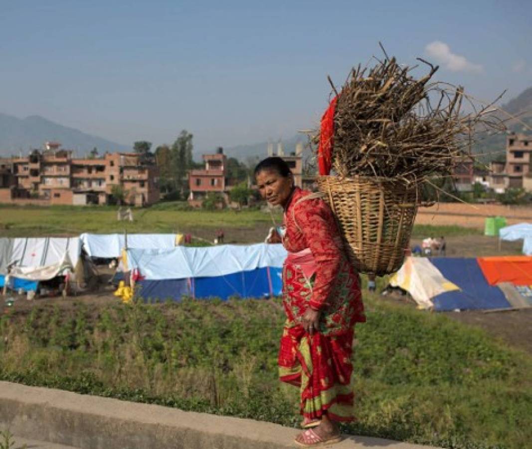 La ayuda escasea, crece el descontento en pueblos de Nepal
