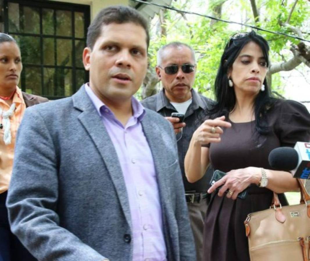 Jair López (en primer plano) y Celeste Cerrato (al fondo de café) son los abogados defensores de Kevin Solórzano, foto: EL HERALDO.