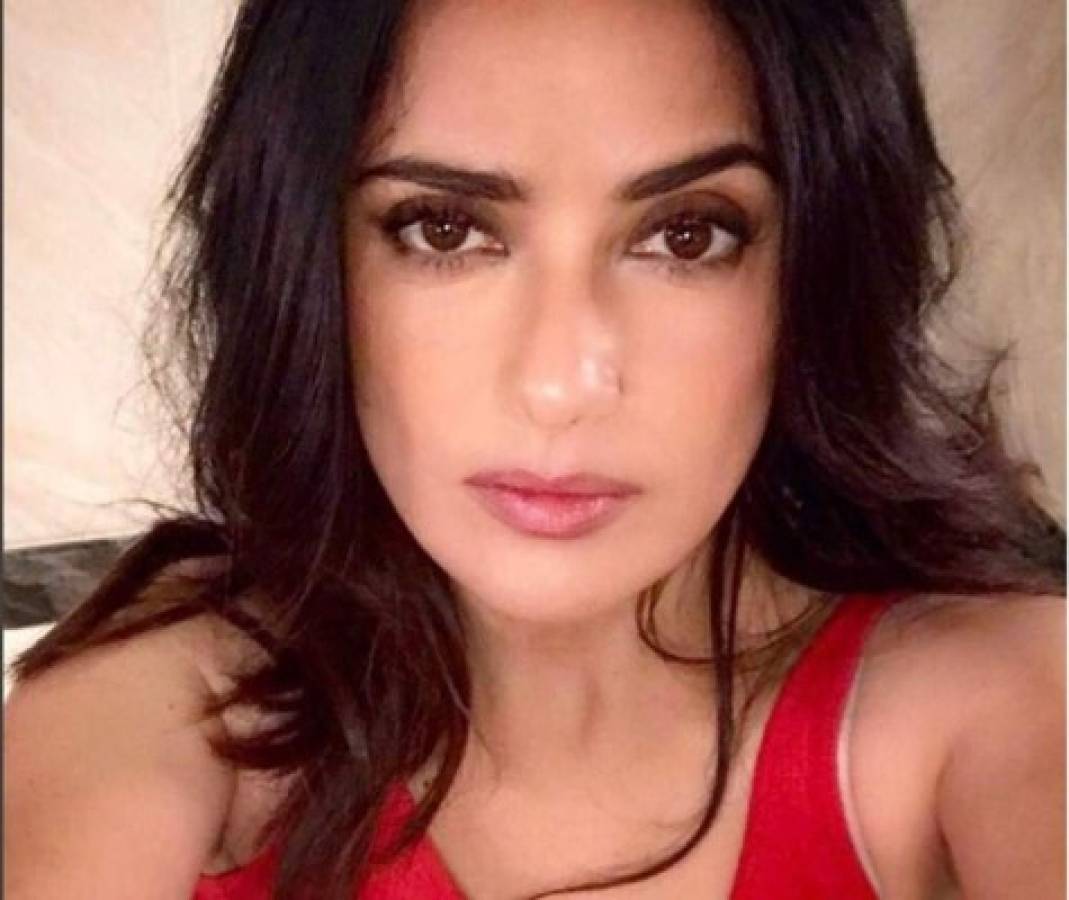 Salma Hayek presume sus canas, orgullosa de su apariencia a los 51 años