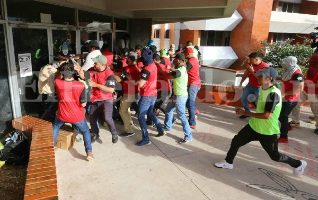 Las diez fotos más impactantes de la batalla entre universitarios y seguridad privada en la UNAH