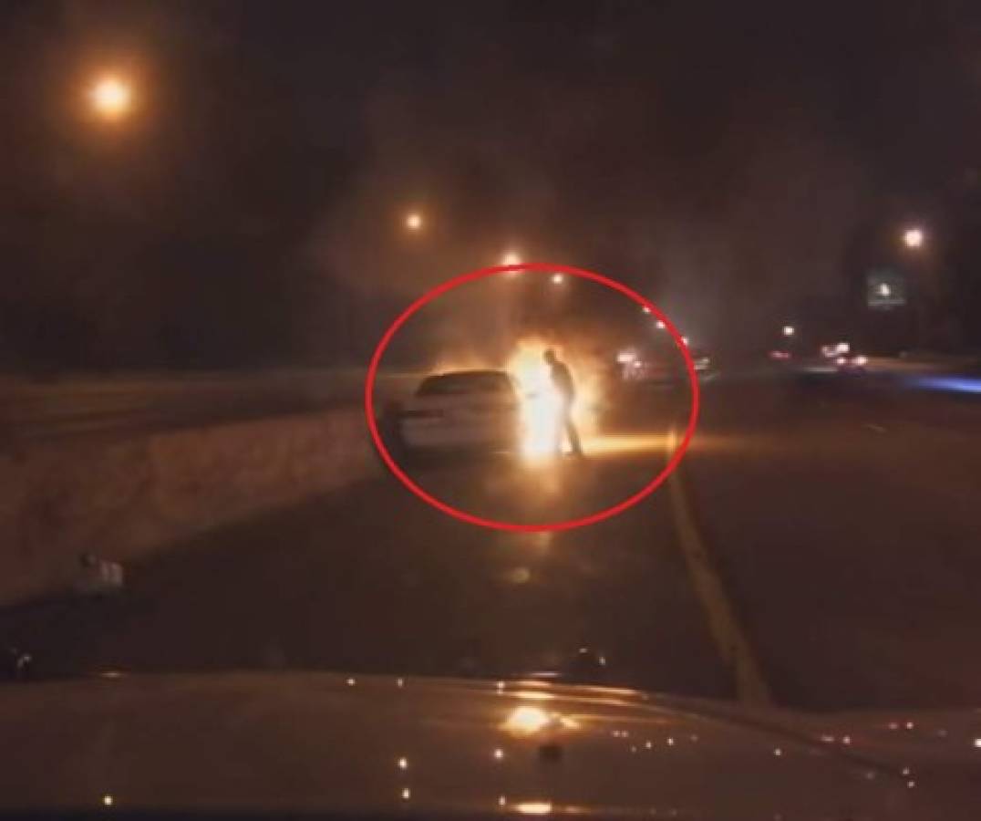 Rescate heroico: Policías salva a un hombre atrapado en un auto en llamas