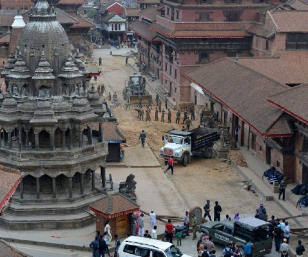 La ayuda escasea, crece el descontento en pueblos de Nepal