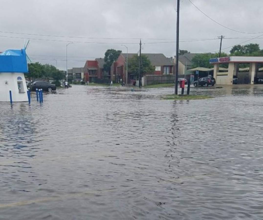 Familia hondureña es evacuada por inundaciones en Houston