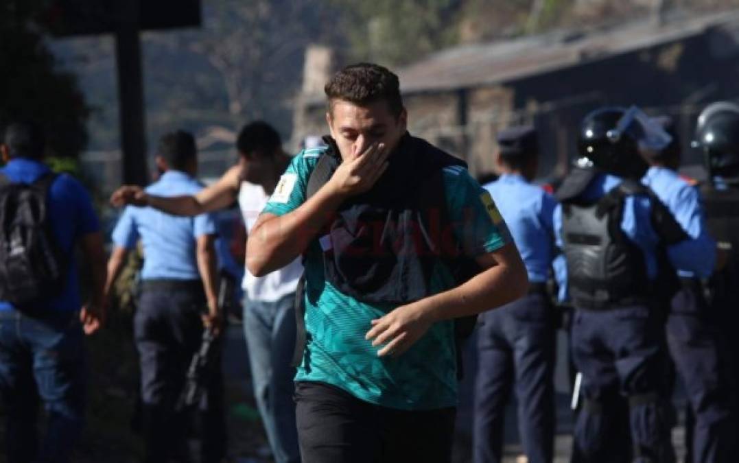 FOTOS: Momento en el que policías lanzan gas lacrimógeno a manifestantes de la aldea Yaguacire