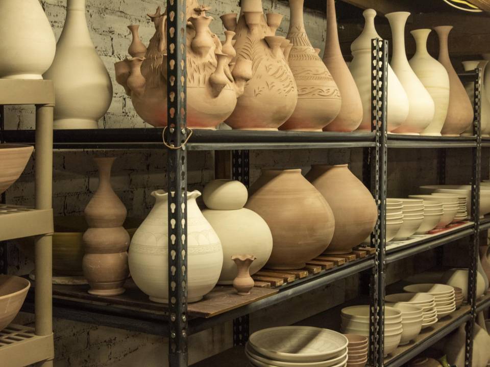 El rentero de Matin Malikzada le permite hacer cerámica en el sótano mientras reconstruye su negocio.