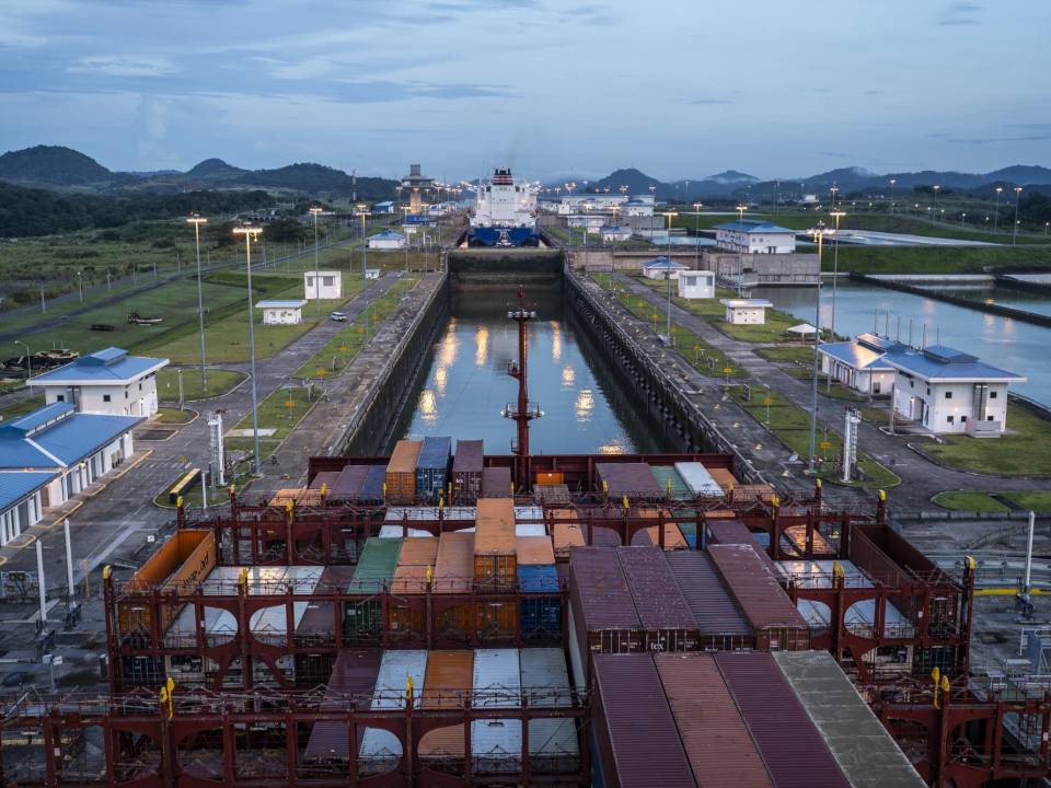 La Autoridad del Canal de Panamá ha reducido el tráfico diario a través del canal en casi un 40 por ciento este año.
