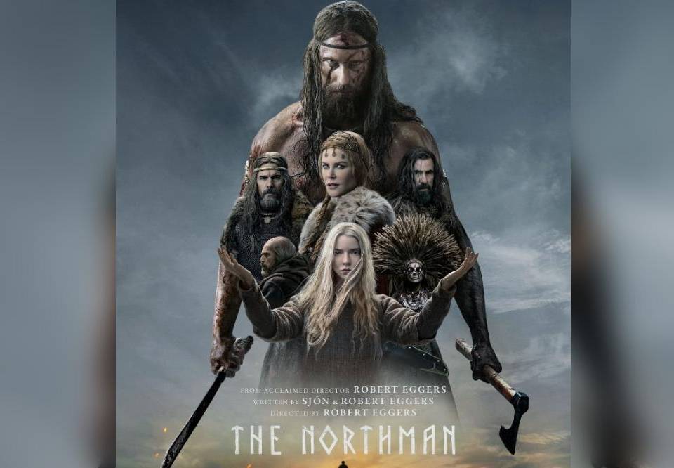 The Northman es una película de ficción histórica basada en la tradición escandinava. Se basa en el relato de Amleth, que se cuenta en los libros tercero y cuarto de la Historia Danica, una historia legendaria del pueblo danés escrita por el erudito Saxo Grammaticus a principios del siglo XIII. Ha sido calificada como la “película de vikingos más precisa jamás realizada”. El cineasta Robert Eggers ha tenido las mejores críticas de la cinta cinematográfica que fue lanzada a principios de este mes. Conoce aquí sus curiosidades.