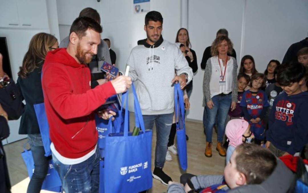 FOTOS: Jugadores del Barcelona se visten de Reyes Magos y visitan a niños en hospitales