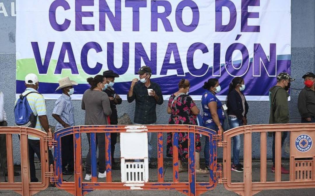 Las imágenes que dejó el primer día del 'Vacunatón' a mayores de 30 años en la capital
