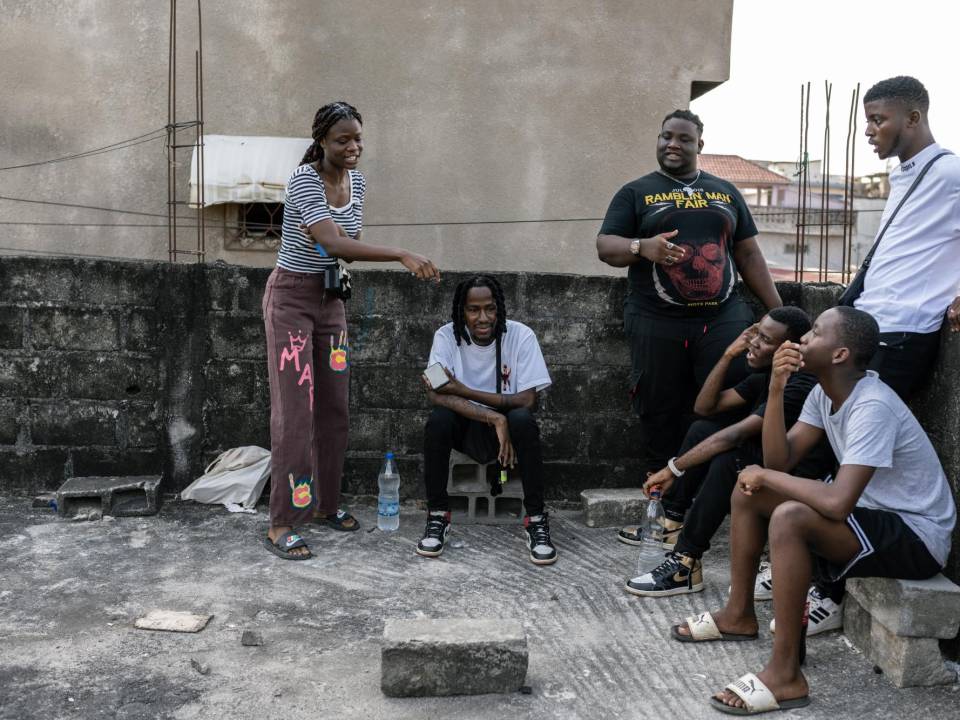 La rapera Marla (izq.) ensaya con otros raperos en una azotea en Abiyán, Costa de Marfil.