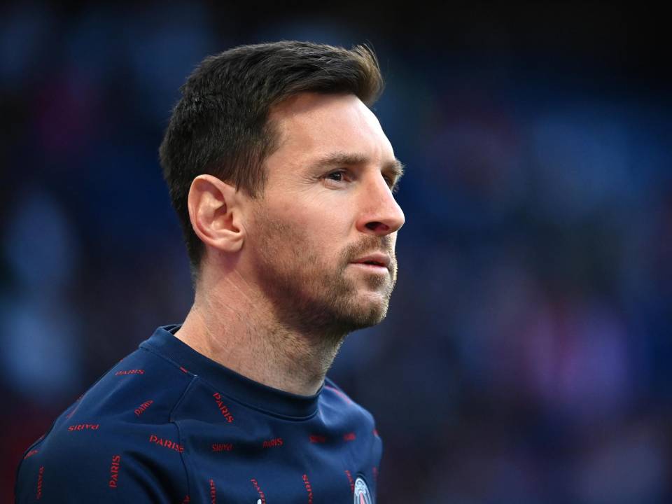 En esta foto de archivo, el delantero argentino del París Saint-Germain, Lionel Messi, mira antes del partido de fútbol de la L1 francesa entre el París Saint-Germain y el Olympique de Marsella .