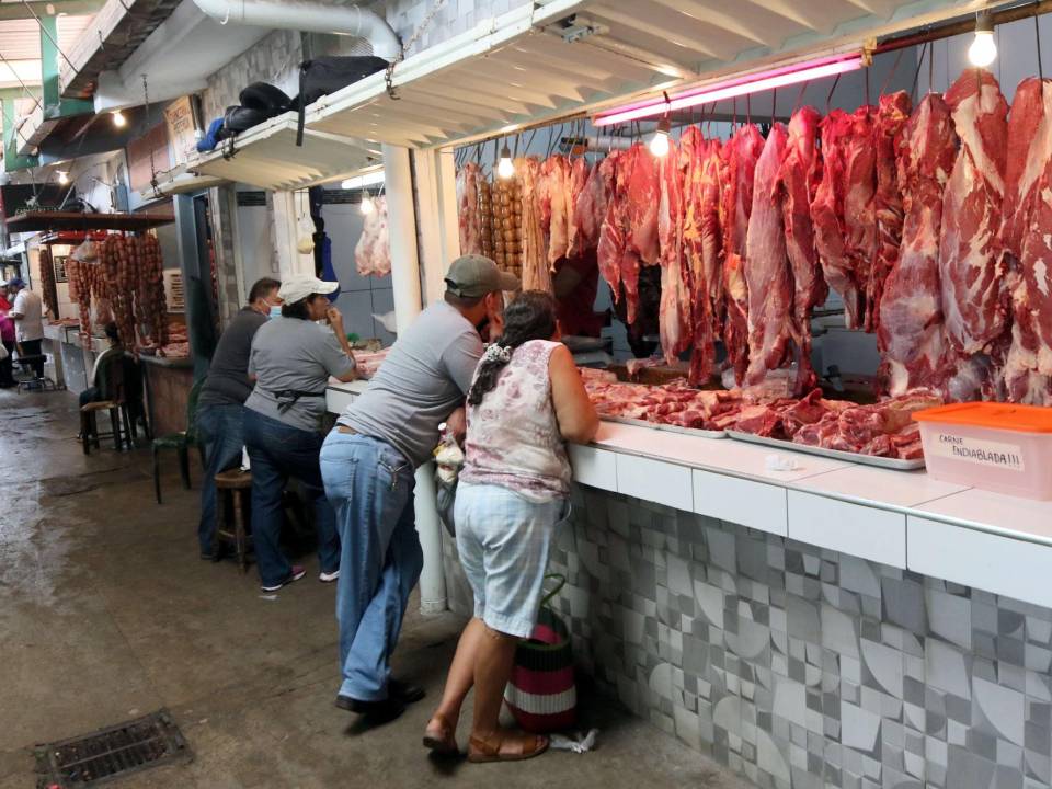 Los constantes apagones mantienen preocupado a los vendedores de carne de los mercados capitalinos