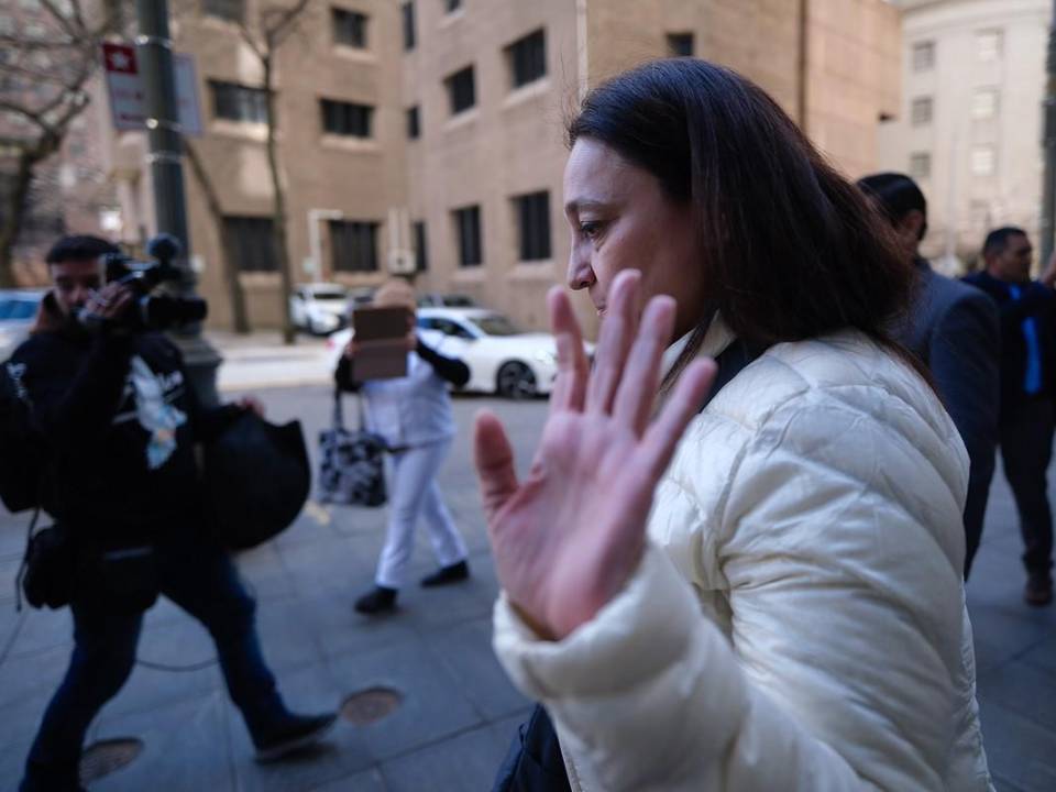 Las hermanas de la ex primera dama, Ana García, quienes estuvieron presentes en la lectura de veredicto contra Juan Orlando Hernández, fueron captadas a la salida de la Corte del Distrito Sur de Nueva York, apresuradas, herméticas y con la mirada triste.