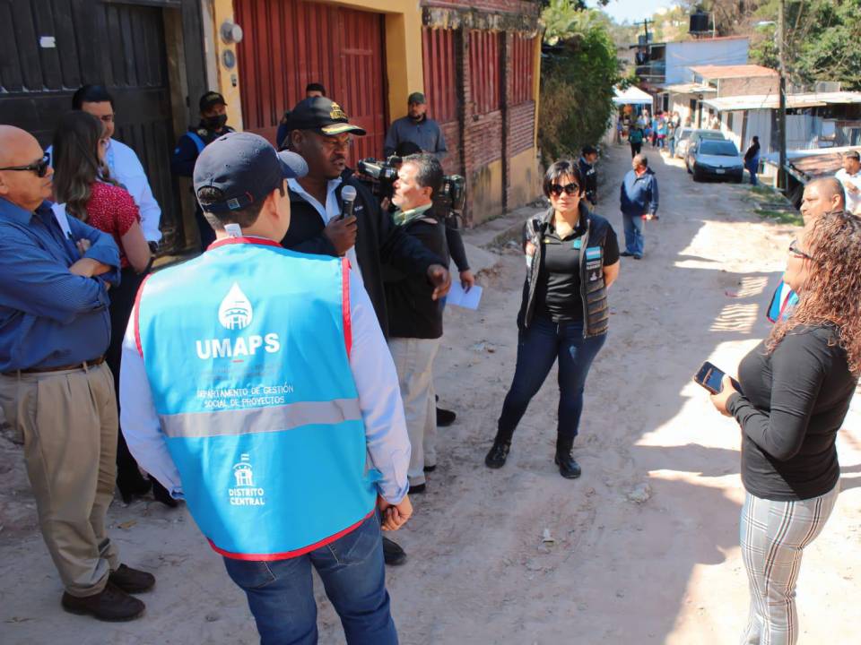 Las autoridades están realizando estudios en diferentes colonias de la capital para ejecutar proyectos de alcantarillado sanitario.