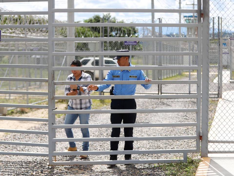 Un policía abre uno de los portones del centro de menores de Jalteva en Cedros, en Francisco Morazán. EL HERALDO Plus constató que la Policía ya tomó control de estos recintos.