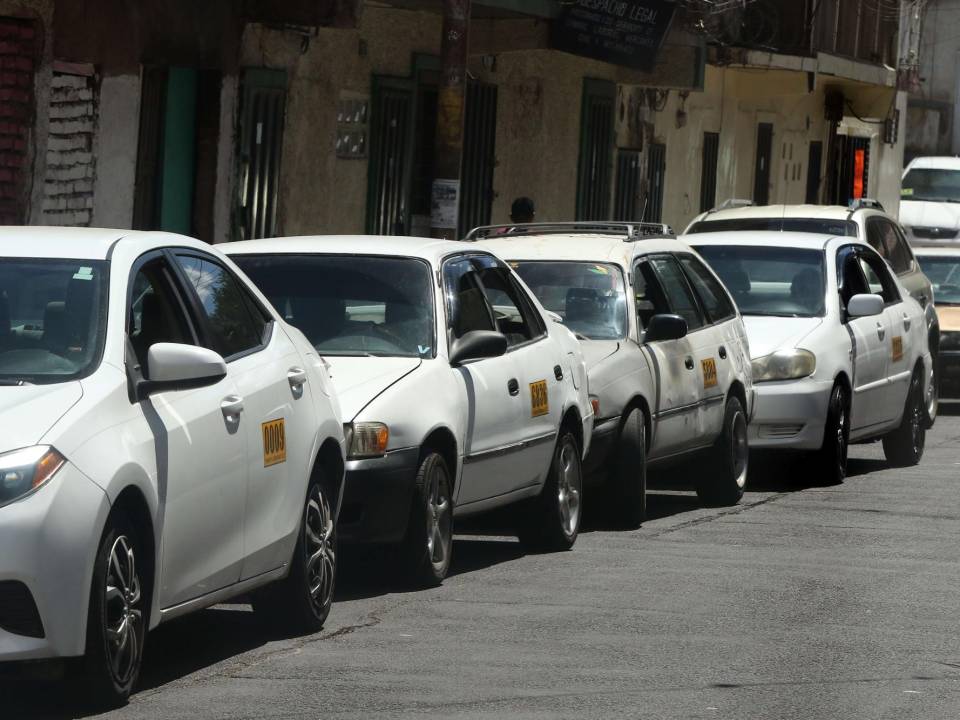 Según los taxistas, la competencia desleal en la capital les ha causado pérdidas. por lo que solicitan compensación económica.