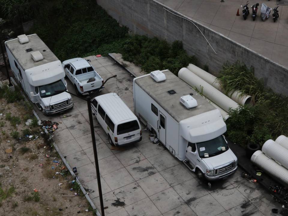 La Unidad Investigativa de EL HERALDO Plus ubicó las dos modernas clínicas móviles que Casa Presidencial mantiene botadas en un parqueo.