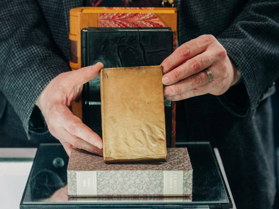 En una reciente feria internacional de libros raros celebrada en NY se puso a la venta un pequeño libro del siglo 13 encuadernado en piel humana.