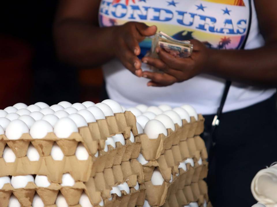 Los huevos están escalando nuevos precios en los mercados de la capital. Un cartón ronda los 135 o 140 lempiras del tamaño grande.