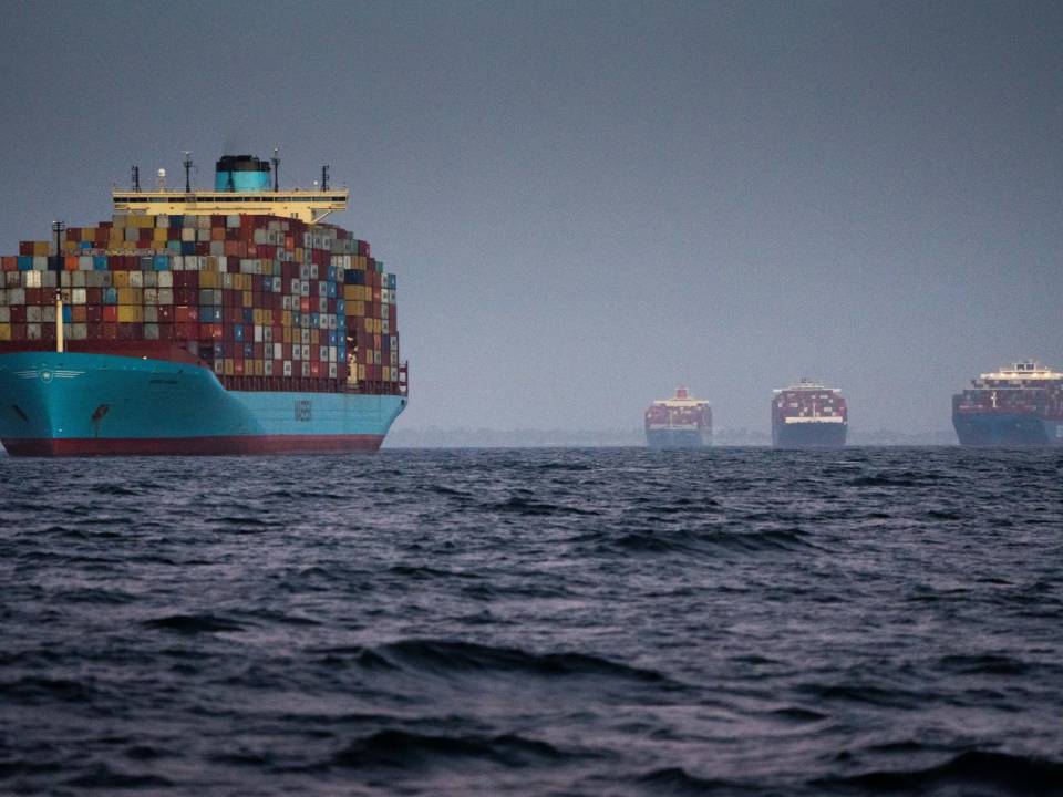 Portacontenedores esperando ingresar al Puerto de Los Ángeles en el 2021, cuando el sistema se vio abrumado por la pandemia. (Erin Schaff/The New York Times)