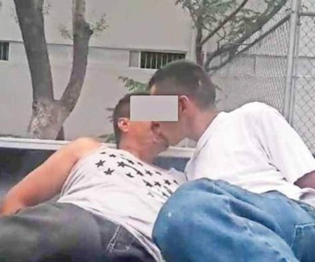 México: Policías que obligaron a dos hombres a besarse, fueron suspendidos