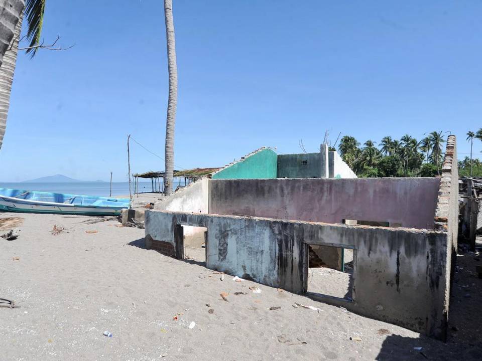 Escenas dramáticas de viviendas y escuelas enterradas bajo la arena y el mar es el panorama que se viven en la playa de Cedeño donde todo parece una zona de guerra: hay escombros y personas lamentando tener que abandonar sus esfuerzos invertidos en una casa.