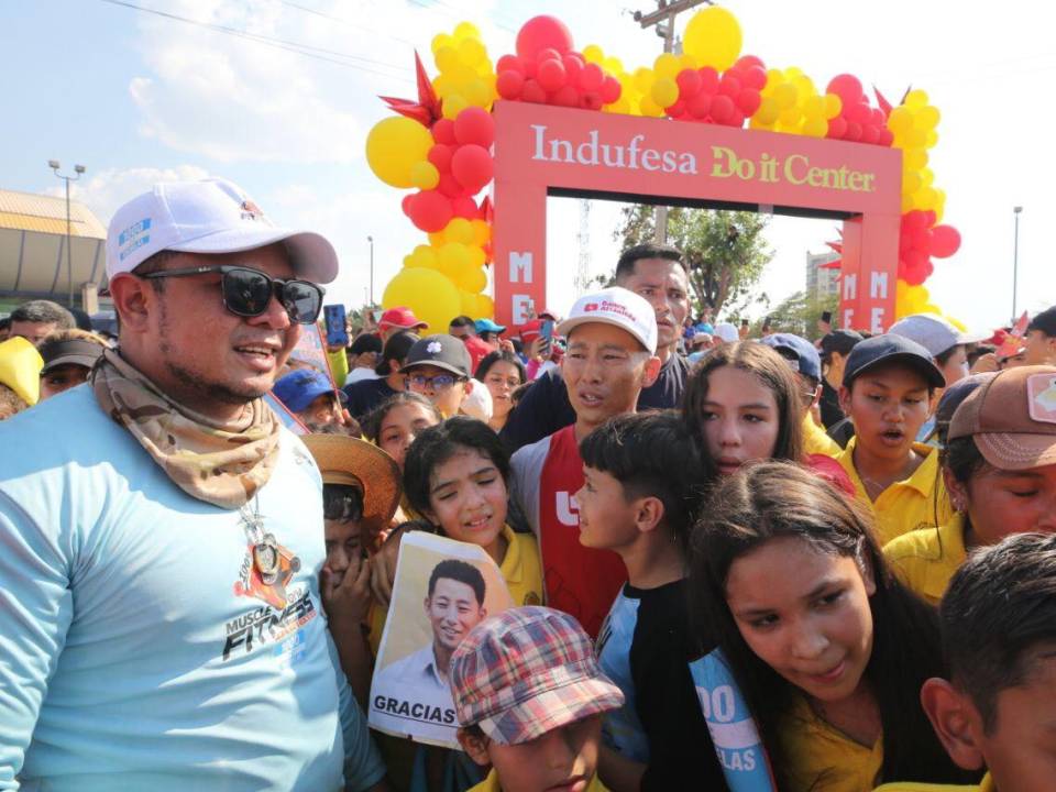 Miles de capitalinos albergaron la llegada de Shin Fujiyama a Tegucigalpa, ciudad donde llegó extenuado, pero que alcanzó los 250 kilómetros y superó más de 3 millones de lempiras en beneficio de la escuela experimental de la UNAH. FOTOS: Marvin Salgado | David Romero.