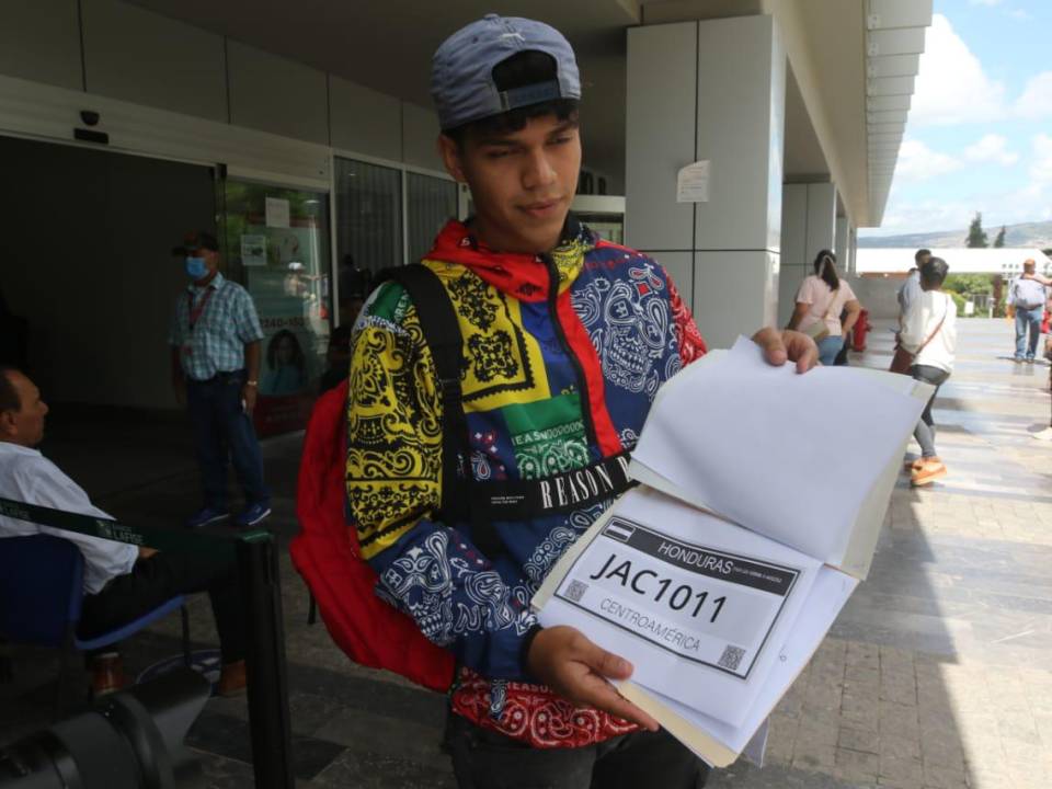 La impresión de placas en hojas de papel continúa ante la falta de placas de aluminio en Honduras.