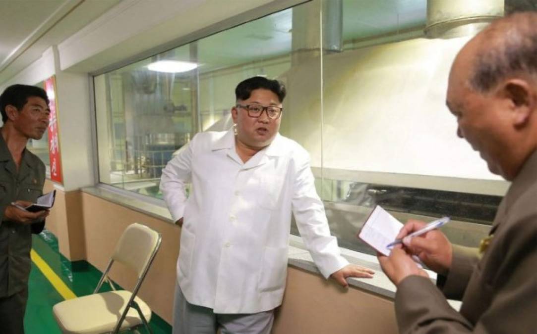 Los curiosos hombres que anotan cada palabra de Kim Jong-Un en libretas
