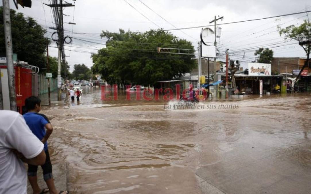 Carros anegados y personas atrapadas en la Kennedy tras fuerte tormenta en la capital