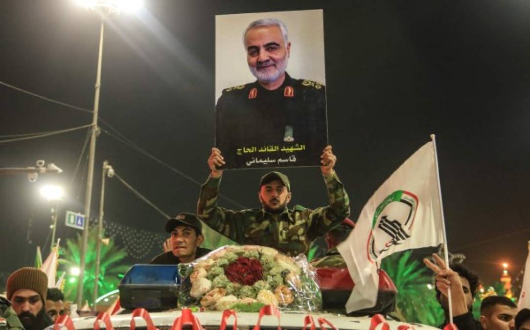 Dolor y sed de venganza en multitudinaria despedida al general Qasim Soleimani en Irak