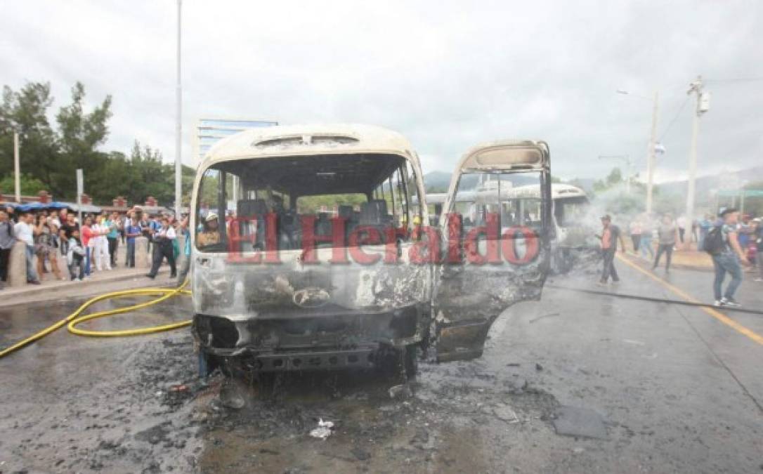 Las impactantes imágenes que dejó el incendio de tres buses rapiditos enfrente de la UNAH